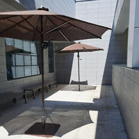 Parasol de terrasse commercial moderne pliable, tissu anti-UV de qualité supérieure, base en acier robuste, mécanisme de levage à manivelle pour restaurant