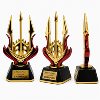 Trophée de tournoi de poker conçu pour les événements de casino, avec un design métallique inspiré du trident, dans une palette de couleurs or et rouge