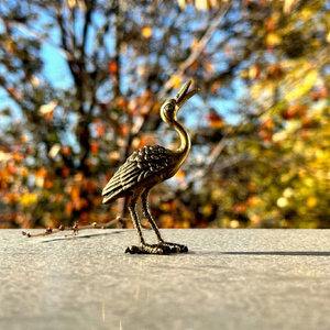 Figurine d'Oiseau Grue en Laiton Faite à la Main, Statue de Cigogne Décorative, Sculpture d'Oiseau en Métal Élégante, Décoration de Table pour la Maison, le Bureau et le Jardin - Product Image 1
