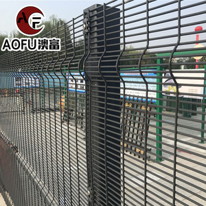 Acero al carbono resistente Zn + PVC 5mm Ancho de alambre 2500mm Biack Anti-escalada <span class=keywords><strong>358</strong></span> Valla de alambre para valla al aire libre - Product Image 2