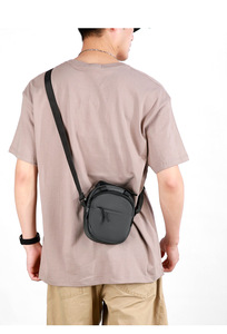 Sac banane de sport imperméable en nylon recyclé, forme tonneau, réglable, pour la randonnée, la course et la marche en extérieur - Product Image 6