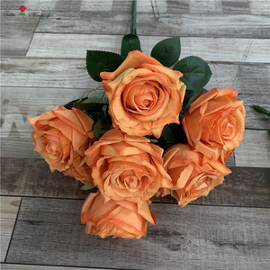 باقة من الزهور الصناعية البيضاء التي تحتوي على 9 رؤوس تُحف الصورة في حفلات الزفاف وتتميز بتصميمها الوردي المتميز بخلاصة الأزهار الصناعية - Product Image 2