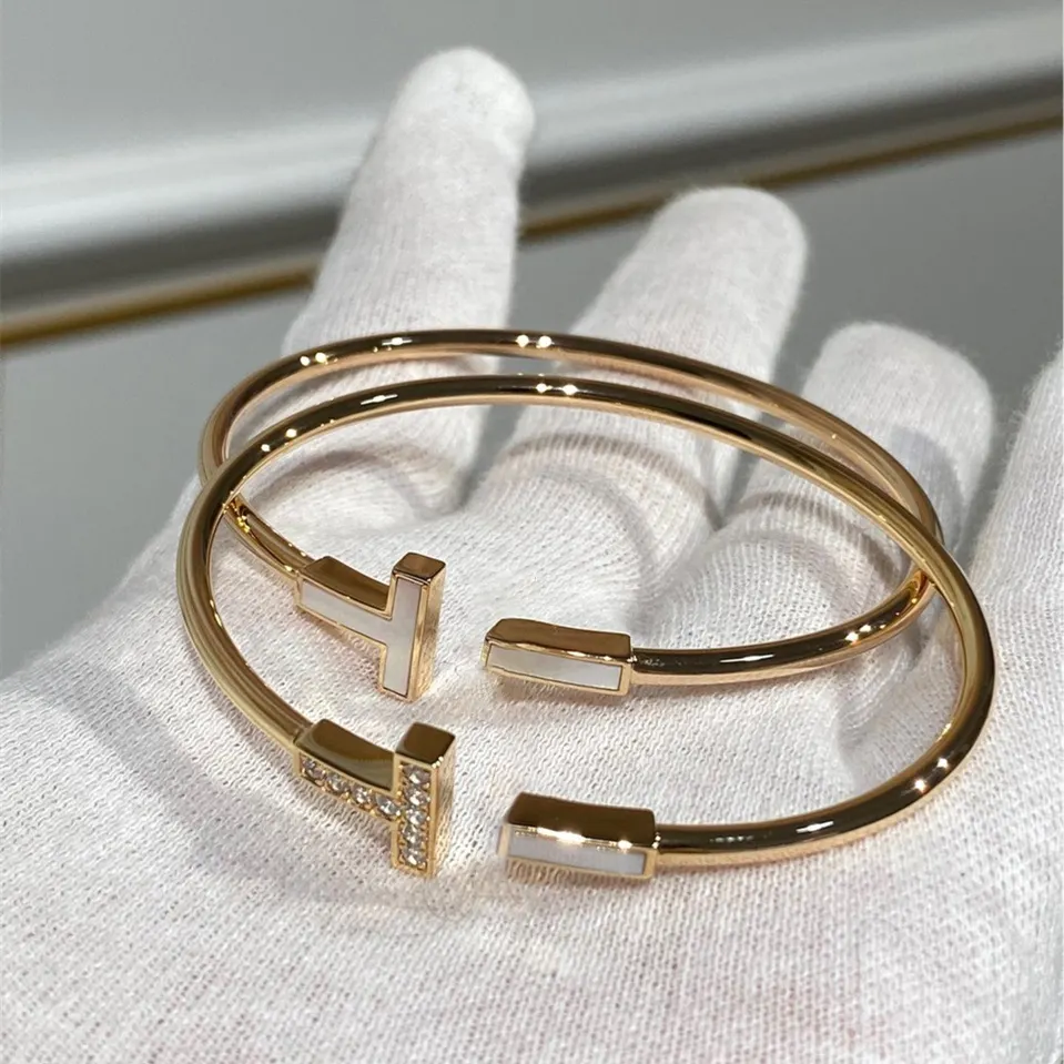 Pulseira de aço inoxidável para mulheres, pulseira com bobina de zircônia aberta ajustável banhada a ouro 18K, joia em T duplo
