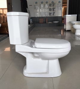 Inodoro de dos piezas con sifón en P y descarga moderna para baño - Product Image 3