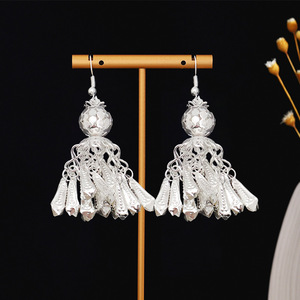 Pendientes de Plata con Borlas Miao de 6.5 cm de Largo, Color Plateado, Joyería de Estilo Étnico para Mujer - Product Image 4