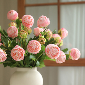 Fleur <span class=keywords><strong>de</strong></span> Renoncule Artificielle Rouge Réaliste Faite à la Main à 3 Têtes pour la Fête des Mères et la Décoration <span class=keywords><strong>de</strong></span> Table <span class=keywords><strong>de</strong></span> Remise <span class=keywords><strong>de</strong></span> Diplôme – Vente en Gros - Product Image 5
