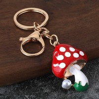 Porte-clés mignon en émail en forme de champignon, en alliage de zinc, avec perle décorative, breloque de sac, fermoir mousqueton, porte-clés de mode pour femme, motif dessin animé