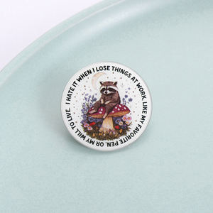 Spilla 'Mi <span class=keywords><strong>odio</strong></span> quando perdono le cose sul lavoro' con stampa UV, divertente distintivo con procione e fungo, regalo per impiegati - Product Image 1