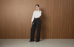 Pantalones KQ78 de Sarga (Mezcla de Poliéster (Poliéster + Elastano) con Ribete de Poliéster, Diseño KISS en la Parte Delantera, Abertura Lateral y Botones Decorativos - Product Image 5