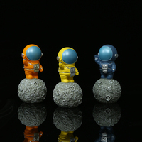 Figurine d'astronaute sur la lune en résine peinte à la main, mini statue d'astronaute pour la décoration de bureau