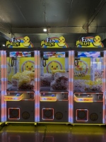 Máquina de grúa recreativa con pantalla LED y certificación CE, operada con monedas, con aceptador de billetes y fuerza de garra ajustable para centros comerciales