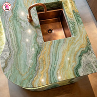 Îlot de cuisine cascade vert sur mesure, translucide, rétroéclairé, de luxe, avec comptoir en pierre translucide haute qualité et bande LED dissimulée en bas