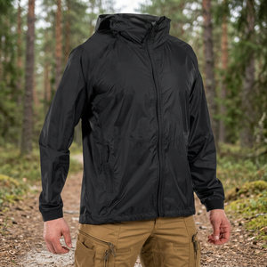 Veste coupe-vent imperméable noire à capuche Storm Chaser avec design patchwork, logo frontal, séchage rapide, respirante et imperméable - Product Image 3