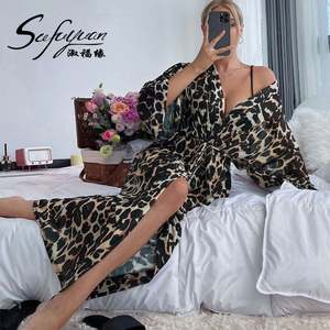 Pyjama en maille pour femmes SFY-Y5105 avec fentes sexy, confortable et respirant, peut être porté comme une chemise de nuit à imprimé léopard - Product Image 5