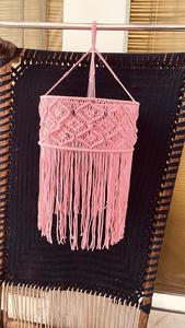 Décoration murale en macramé rose avec pompons, style bohème, décoration intérieure, forme rectangulaire, art pour salon - Product Image 1