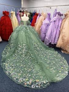 Nuovo Abito da Ballo da Principessa <span class=keywords><strong>per</strong></span> Quinceanera 2025 Lilla con Ricamo Floreale Romantico a Spalle Scoperte in Raso <span class=keywords><strong>per</strong></span> <span class=keywords><strong>Donna</strong></span> - Product Image 4