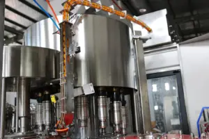 Завод по производству 18000-20000BPH 3 в 1 полностью автоматическая машина для наполнения сока в пластиковой бутылке