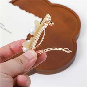 Pince à <span class=keywords><strong>cheveux</strong></span> en perles en acétate véritable pour femme, collection Automne Hiver Printemps, pince griffe pour l'arrière de la tête, motif abeille, style élégant - Product Image 4