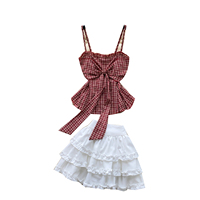 Ensemble deux pièces d'été pour femme : haut peplum à bretelles fines et nœud décoratif à carreaux, et mini-jupe à volants superposés – Idéal pour les vacances