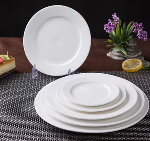 Assiettes à dîner en céramique blanche personnalisables avec logo, écologiques, durables, assiettes de présentation en porcelaine pour cadeaux d'affaires et camping - Product Image 1