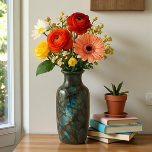 Vase en pierre de labradorite sculpté à la main avec un motif floral frais, pierre précieuse en cristal irisé, centre de table moderne, décoration d'intérieur - Product Image 3