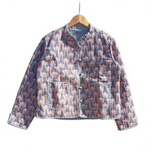 Veste courte matelassée en coton faite à la main pour femme, imprimé floral bleu, style bohème, boutonnée, poches, manches longues, style kantha - Product Image 1