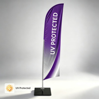 Drapeau Triton Blade avec base en croix pour publicité extérieure sur surface en béton