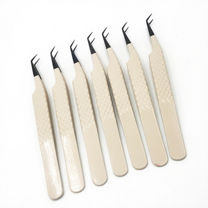 Pinzas para Pestañas RMI con Punta de Plasma Negra, Recubrimiento en Polvo Color Nude, Acero Inoxidable Antimagnético, Punta Serrada y Agarre de Diamante - Product Image 1
