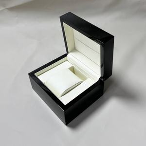 Роскошный изготовленный на заказ логотип один органайзер для хранения часов премиум черный лаковый деревянный футляр для часов с подушкой из искусственной кожи - Product Image 5