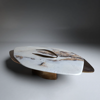 Table basse en marbre irrégulier Dream Home avec base en laiton patiné, accent en métal artistique, table de salon de luxe