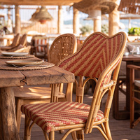 Chaise de salle à manger en rotin tressé style bistrot français avec dossier festonné pour bar sur toit, chaise haute de bar commerciale en rotin tressé