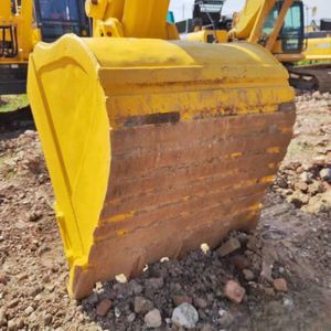Pelles sur chenilles KOMATSU PC450 d'occasion en bon état/solution fiable pour des tâches de terrassement efficaces et précises - Product Image 3