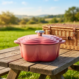 Cocotte individuelle miniature 2QT en fonte émaillée de qualité supérieure, en forme de fleur, avec revêtement en porcelaine pour une meilleure conservation de la chaleur - Product Image 1