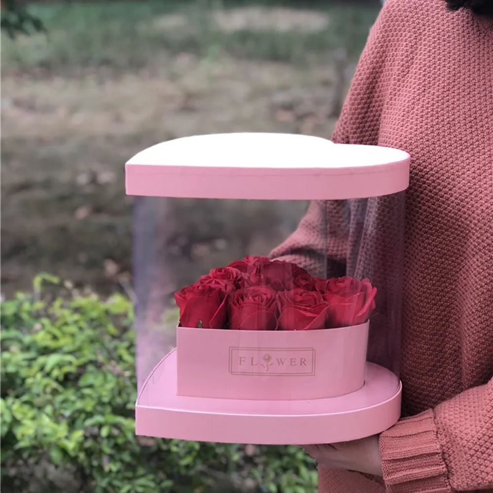 Panorama Caja de regalo de flores transparentes de PVC en forma de corazón con un gran arreglo floral transparente en el Día de San Valentín