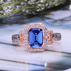 Anello di Fidanzamento Classico Bicolore con Pietra Quadrata Blu per Donne, Regalo Elegante con Design Intarsiato, Gioiello di Moda in Rame - Product Image 1