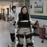 Robot de rééducation des membres inférieurs, exosquelette, dispositif automatisé d'entraînement à la marche pour la récupération de la mobilité après un AVC