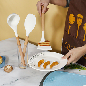 Juego de 33 utensilios de cocina de silicona antiadherente resistente al calor con mangos de madera y soporte - Product Image 2