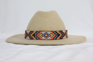 Sangle de chapeau de luxe faite à la main avec des perles audacieuses conçues pour les amateurs de Fedora à la recherche d'accessoires artistiques - Product Image 2