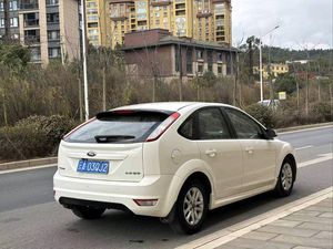 Vente en gros – <span class=keywords><strong>Ford</strong></span> <span class=keywords><strong>Focus</strong></span> 1.8T Turbo <span class=keywords><strong>2013</strong></span>-2015, berline 5 places, conduite <span class=keywords><strong>à</strong></span> gauche, sièges en cuir, prix bas, voiture d'occasion pour les voyages en famille - Product Image 4