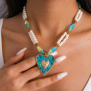 Collar con colgante en forma de corazón para mujer, cadena con cuentas de perlas de imitación, concha de resina chapada en oro, estilo bohemio, joyería para uso diario - Product Image 1