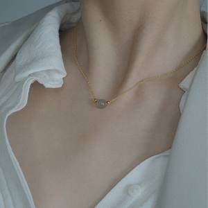 Collier d'été polyvalent en jade naturel de Hotan et perles dorées, chaîne de clavicule exquise de style japonais et coréen avec perle principale - Product Image 1