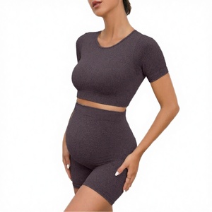 Ensemble de yoga pour femmes en gros – Ensemble haut à manches courtes et short de maternité uni, respirant et à taille élastique - Product Image 3