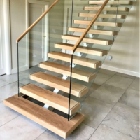 Moderne L-förmige Einholm-Treppe aus Metall und Holz mit Edelstahl-Gerüst und Glasgeländer für Luxushotels und Apartments