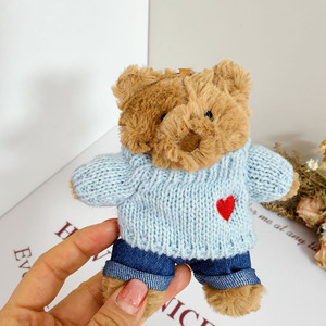 Muñeco colgante Jellycat <span class=keywords><strong>Barcelo</strong></span> Bear de 12 cm para bolso, con ropa de bambú, suéter, vaqueros y llavero - Product Image 4