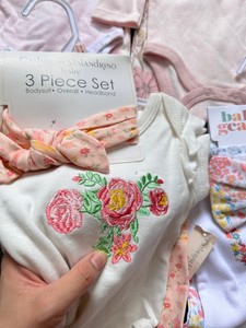 En stock : Ensemble 3 pièces côtelé en coton pour bébé fille (barboteuse à manches, pantalon fleuri, bandeau) – Vêtements de boutique pour <span class=keywords><strong>nouveau</strong></span>-<span class=keywords><strong>né</strong></span> 0-9 mois - Product Image 3