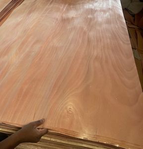 Madera contrachapada personalizada de abedul/cara de Okoume para la construcción de viviendas y muebles para uso en exteriores y comedor para aplicaciones comerciales de sala de estar - Product Image 1