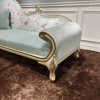 Chaise longue française en bois massif européen, tissu gris chaud, idéale pour les villas de luxe