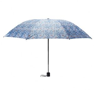 Parapluie manuel anti-UV noir UPF50+ personnalisé pour femme, avec baleines en acier, pliable en trois, design classique, idéal pour les voyages et les affaires - Product Image 4