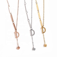 Collier pendentif en forme de lettre D en acier inoxydable plaqué or, charme classique unisexe
