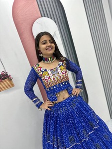 Lehenga Choli de diseñador más vendido para mujer con bordados elaborados y dupatta para bodas y ocasiones nupciales, disponible para la venta. - Product Image 4
